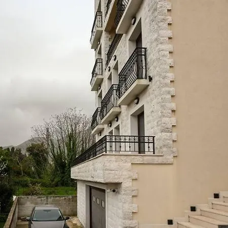 Vujovic Studio Apartment Tivat Buitenkant foto